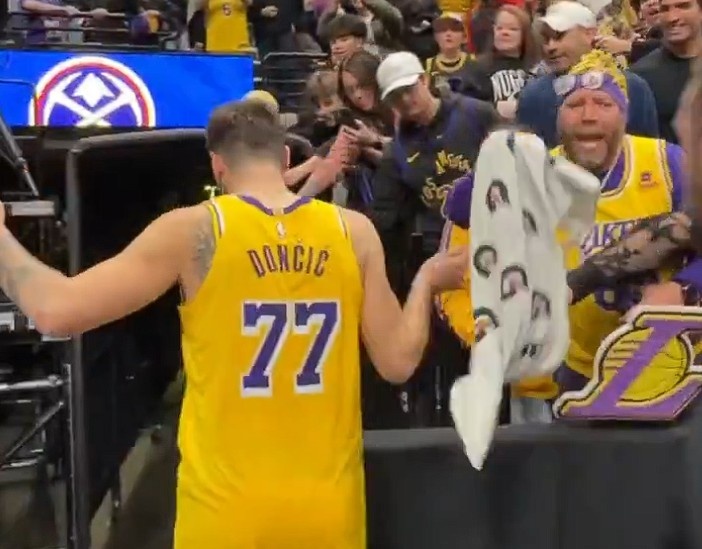 足球直播-詹姆斯和东契奇赛后都为球迷送上原味儿毛巾 球迷都欣喜若狂