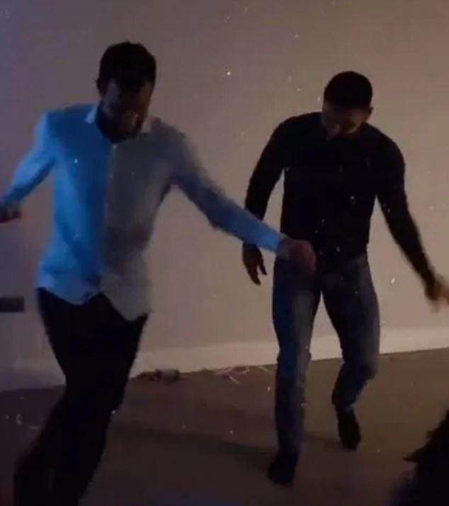 1609830603634027256.jpg 37588542-9111821-image-a-19_1609781716805.jpg