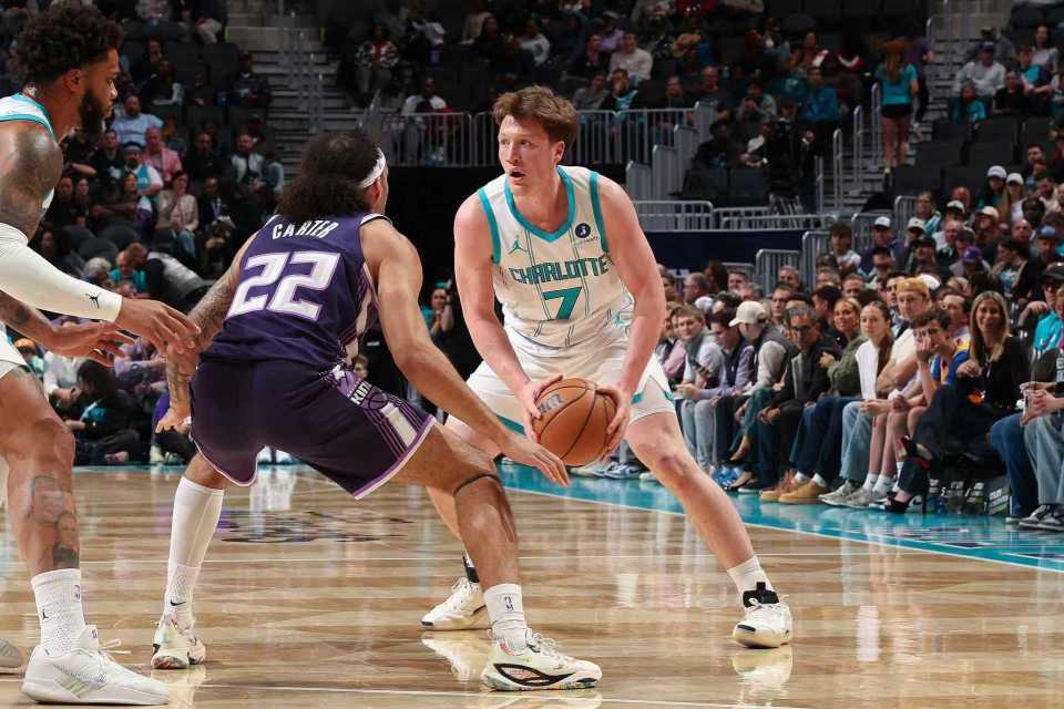 斗球直播-狂轰26三分追平队史纪录！黄蜂44分大胜横扫国王 三球20+6+8